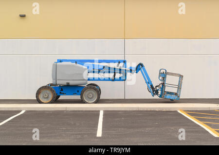 Hydraulische Arbeit heben vor moderne Fassade. Stockfoto