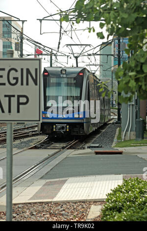 Blue Line, Light Rail System LYNX in der Innenstadt von Charlotte, NC, USA Stockfoto