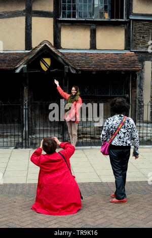 Ein ausländischer Tourist außerhalb William Shakespeares Geburtshaus fotografiert werden, Stratford-upon-Avon, Großbritannien Stockfoto