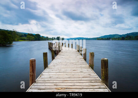 Lange Belichtung einer Anlegestelle Erstellen einer glatten Wasser Effekt Stockfoto