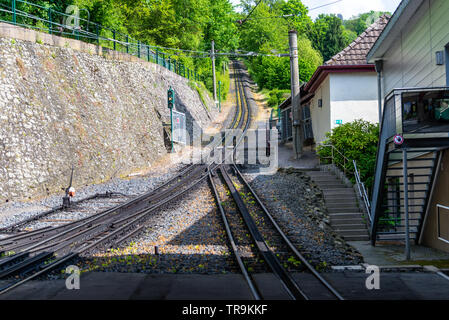 Zahnradbahn Titel mit einer zusätzlichen Zahnstange in der Mitte der Strecke zu überwinden große kippt. Stockfoto