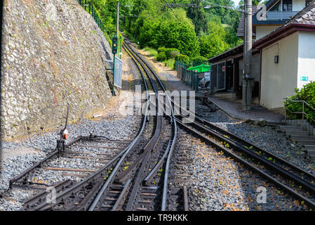 Zahnradbahn Titel mit einer zusätzlichen Zahnstange in der Mitte der Strecke zu überwinden große kippt. Stockfoto