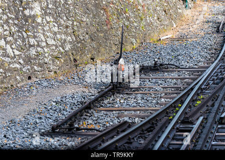 Zahnradbahn Titel mit einer zusätzlichen Zahnstange in der Mitte der Strecke zu überwinden große kippt. Stockfoto