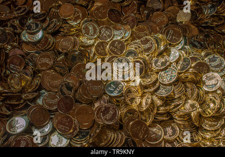 Haufen plastik Gold Münzen in einer Schatztruhe. Stockfoto