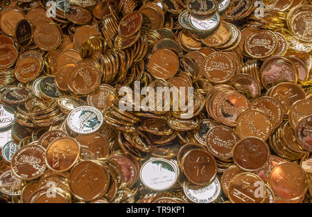 Haufen plastik Gold Münzen in einer Schatztruhe. Stockfoto