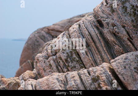 Grau und Rosa Gneis metamorphes Gestein. Stockfoto