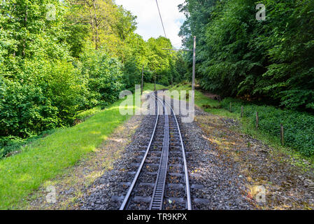 Zahnradbahn Titel mit einer zusätzlichen Zahnstange in der Mitte der Strecke zu überwinden große kippt. Stockfoto