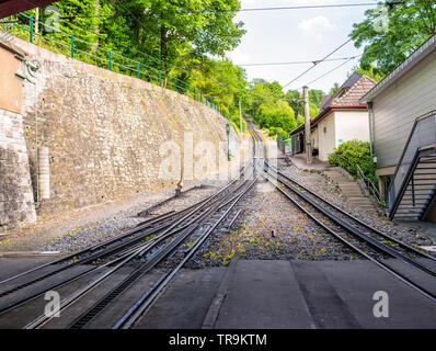 Zahnradbahn Titel mit einer zusätzlichen Zahnstange in der Mitte der Strecke zu überwinden große kippt. Stockfoto