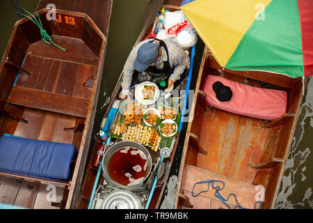 Anbieter kochen in seinem Boot, Damnoen Saduak Markt, Damnoen Saduak Bezirk, Provinz Ratchaburi, in der Nähe von Bangkok, Thailand, Asien Stockfoto