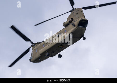 US-Armee Boeing Chinook Hubschrauber fliegen als Teil der Unterstützung für die US-Präsident Donald Trump Staatsbesuch in Großbritannien Stockfoto
