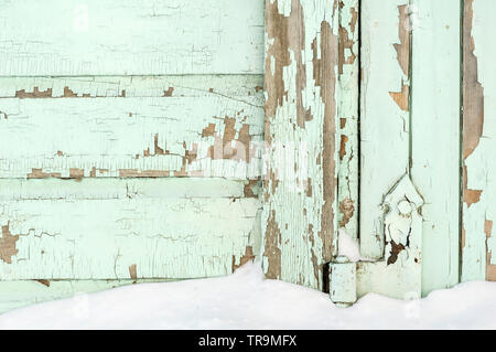Alte bemalte Wand mit abblätternder Farbe rissige Oberfläche Stockfoto