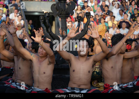 Uluwatu Tempel, Bali, Indonesien - Januar 2019: Kecak Tanz für öffentliche bei Uluwatu Tempel durchgeführt Stockfoto