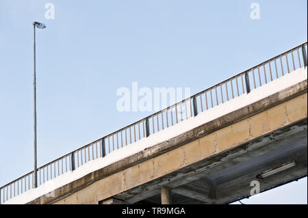 Brücke mit Geländer und Straße Licht gegen den blauen Himmel. Stockfoto