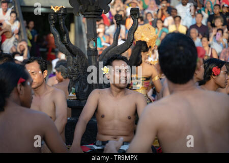 Uluwatu Tempel, Bali, Indonesien - Januar 2019: Kecak Tanz für öffentliche bei Uluwatu Tempel durchgeführt Stockfoto