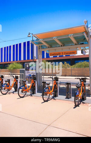 Gelbe touristische Fahrräder und Straßenbahn auf der Ecke von Cushing und Covento in Tucson AZ Stockfoto