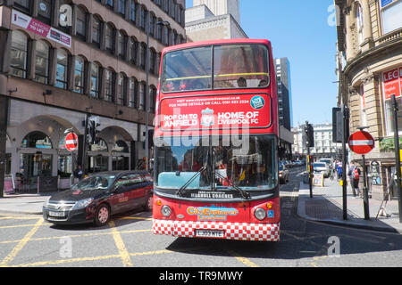 Hop-on-Hop-off Tour Bus, der aus dem Zentrum von Liverpool zu und von Anfield, Fußballstadion, LFC, Liverpool Football Club, Verkehr Reisen, für Fans, Stockfoto