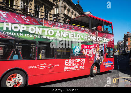 Hop-on-Hop-off Tour Bus, der aus dem Zentrum von Liverpool zu und von Anfield, Fußballstadion, LFC, Liverpool Football Club, Verkehr Reisen, für Fans, Stockfoto