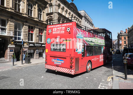 Hop-on-Hop-off Tour Bus, der aus dem Zentrum von Liverpool zu und von Anfield, Fußballstadion, LFC, Liverpool Football Club, Verkehr Reisen, für Fans, Stockfoto