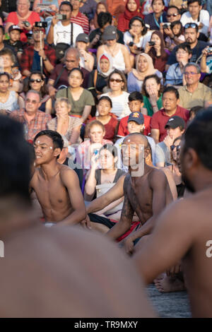 Uluwatu Tempel, Bali, Indonesien - Januar 2019: Kecak Tanz für öffentliche bei Uluwatu Tempel durchgeführt Stockfoto