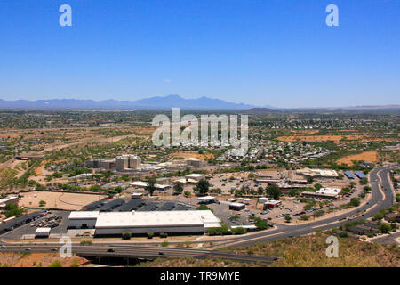 Anzeigen von Tucson AZ in verschiedenen Richtungen von oben aus 'A' Berg Sentinel Peak Park Stockfoto