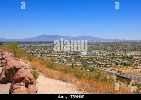 Anzeigen von Tucson AZ in verschiedenen Richtungen von oben aus 'A' Berg Sentinel Peak Park Stockfoto