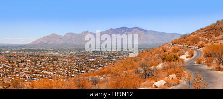 Anzeigen von Tucson AZ in verschiedenen Richtungen von oben aus 'A' Berg Sentinel Peak Park Stockfoto