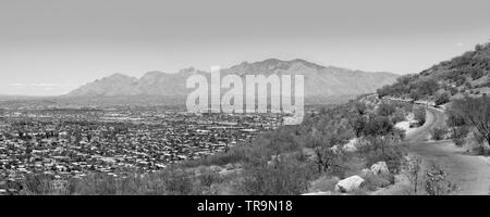 Anzeigen von Tucson AZ in verschiedenen Richtungen von oben aus 'A' Berg Sentinel Peak Park Stockfoto