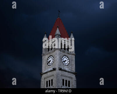 Clock Tower der Stadt von Xenia, Ohio mit einem Sturm im Hintergrund. Stockfoto