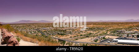 Anzeigen von Tucson AZ in verschiedenen Richtungen von oben aus 'A' Berg Sentinel Peak Park Stockfoto