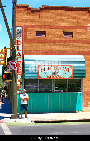 Mann außerhalb der BlackRose Tätowierer am Broadway Boulevard in Tucson AZ Stockfoto