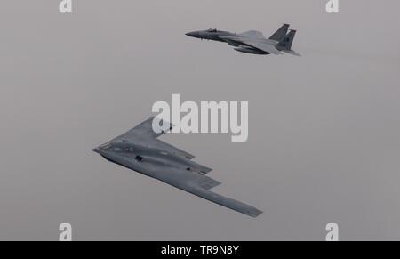 USAF Northrop Grumman B-2 Spirit Stealth Bomber und USAF F-15 Eagle Stockfoto