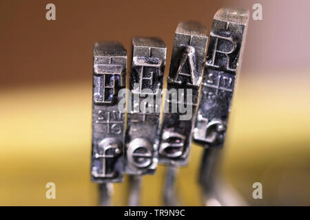 Makrofotografie der Schreibmaschine Hämmer mit Angst Wort. Stockfoto