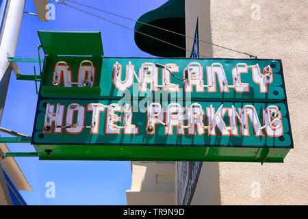 Keine freie Stelle und Parkplatz overhead Leuchtreklame an der Pueblow Hotel und Apartments an der 6th Street in Tucson AZ Stockfoto