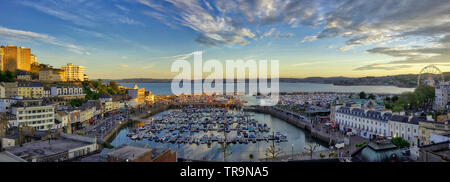 De - Devon: Panoramablick auf den Hafen von Torquay und Torbay im Hintergrund (HDR-Bild) Stockfoto