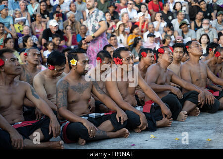 Uluwatu Tempel, Bali, Indonesien - Januar 2019: Kecak Tanz für öffentliche bei Uluwatu Tempel durchgeführt Stockfoto