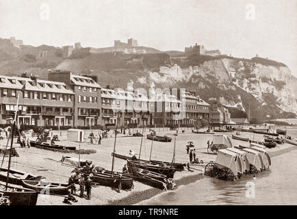 Jahrhundert Blick auf die Parade, unter Dover Castle in Dover, einem wichtigen Fährhafen in Kent, South East England. Es Gesichter Frankreich über die Straße von Dover ist der schmalste Teil des Kanals, und liegt süd-östlich von Canterbury und östlich von Maidstone. Die Stadt ist das administrative Zentrum der Dover District und Heimat der Dover Calais Fähre durch den Hafen von Dover. Die umliegenden Kreidefelsen sind als die weißen Klippen von Dover bekannt. Stockfoto