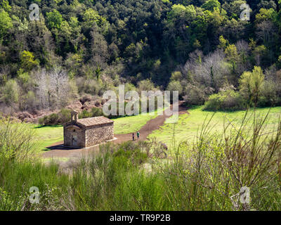 Die Einsiedelei von Santa Margarida im Krater des Vulkans in der Garrotxa vulkanischen Zone Naturpark, Katalonien, Spanien Stockfoto