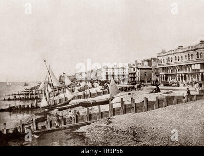 Jahrhundert Blick auf Meer Abwehr und Yachten am Strand von Worthing, einer großen Stadt am Meer in West Sussex, England. Worthing hatte eine Agrar- und Fischerdorf seit Jahrhunderten blieb bis zum Eintreffen der wohlhabende Besucher in den 1750er Jahren. Die Stadt erweitert im 19. Jahrhundert, war aber auch eine Hochburg von Schmugglern, die Website von Ausschreitungen durch das Skelett Armee in den 1880er Jahren und des Schriftstellers Paradies - Oscar Wilde schrieb die Bedeutung der Ernst bei seinem zweiten Besuch. Stockfoto