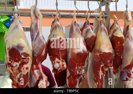 Metzgerei mit gehängt Fleisch Stockfoto