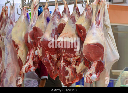 Metzgerei mit gehängt Fleisch Stockfoto