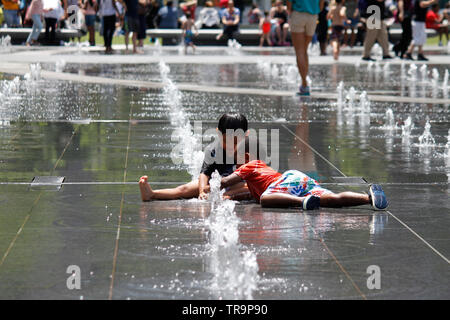 Philadelphia, PA, USA - 31. Mai, 2019: die Bewohner, Jung und Alt die Brunnen in der Philadelphia Dilworth Park auf einen späten Frühling Tag. Stockfoto