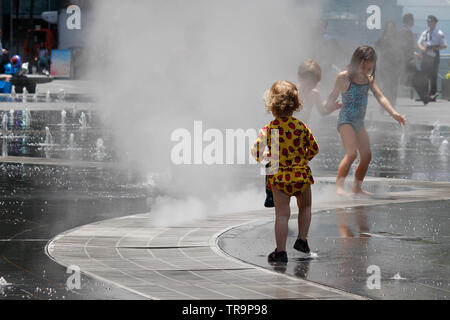 Philadelphia, PA, USA - 31. Mai, 2019: die Bewohner, Jung und Alt die Brunnen in der Philadelphia Dilworth Park auf einen späten Frühling Tag. Stockfoto