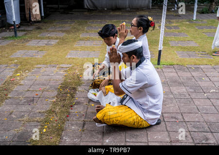 Balinesische Familie beten die einen Tempel während religiöse Fest Fest Galungan und Kuningan Stockfoto