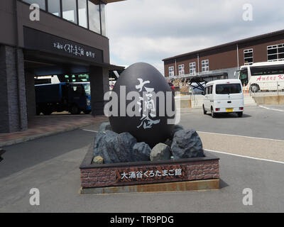 Statue des berühmten Schwarzen ei Owakudani-Bergen aufsteigenden, die Schwefel gekocht wird Stockfoto