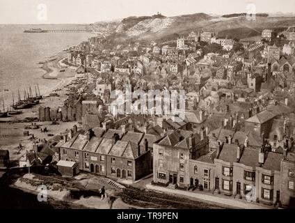 Das 19. Jahrhundert eng stehende Häuser in Hastings, eine Stadt in der Grafschaft East Sussex an der Südküste von England. Nach den napoleonischen Kriegen war, wurde die Stadt eine der elegantesten Resorts in Großbritannien, etwa durch die so genannte Gesundheit gebracht - die Eigenschaften von Meerwasser, als auch die lokalen Quellen und die römischen Bäder. Wie viele Küstenstädte, die Bevölkerung von Hastings wuchs deutlich als Ergebnis der Bau von Eisenbahnverbindungen und der modische Wachstum von Seaside Urlaub während der viktorianischen Ära. 1801, ihrer Bevölkerung eine bloße 3.175 und war von 1891, war es fast 60 000. Stockfoto