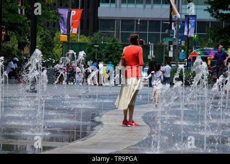 Philadelphia, PA, USA - 31. Mai, 2019: die Bewohner, Jung und Alt die Brunnen in Dilworth Park auf einen späten Frühling Tag. Stockfoto