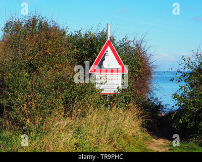 Steinschlag Warnschild an der Ostsee in Deutschland Stockfoto