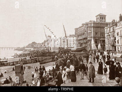 Ein Blick auf das 19. Jahrhundert, direkt am Meer, mit Yachten in Hastings, eine Stadt in der Grafschaft East Sussex an der Südküste von England. Nach den napoleonischen Kriegen war, wurde die Stadt eine der elegantesten Resorts in Großbritannien, etwa durch die so genannte Gesundheit gebracht - die Eigenschaften von Meerwasser, als auch die lokalen Quellen und die römischen Bäder. Wie viele Küstenstädte, die Bevölkerung von Hastings wuchs deutlich als Ergebnis der Bau von Eisenbahnverbindungen und der modische Wachstum von Seaside Urlaub während der viktorianischen Ära. 1801, ihrer Bevölkerung eine bloße 3.175 und war von 1891, war es fast 60 000 Stockfoto