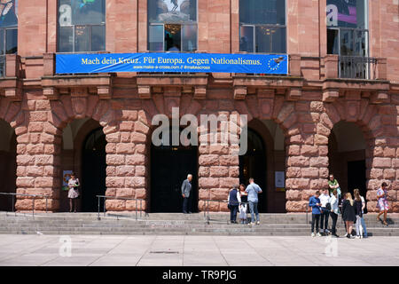 Mainz, Deutschland - Mai 27, 2019: ein Plakat für die Europäischen Wahlen 2019 über dem Eingang des Staatstheaters am 27. Mai 2019 in Mainz. Stockfoto