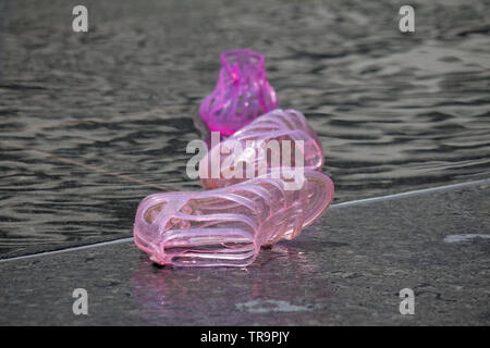 Philadelphia, PA, USA - 31. Mai 2019: jelly rosa Schuhe legen durch den Brunnen in Dilworth Park auf einen späten Frühling Tag verworfen. Stockfoto